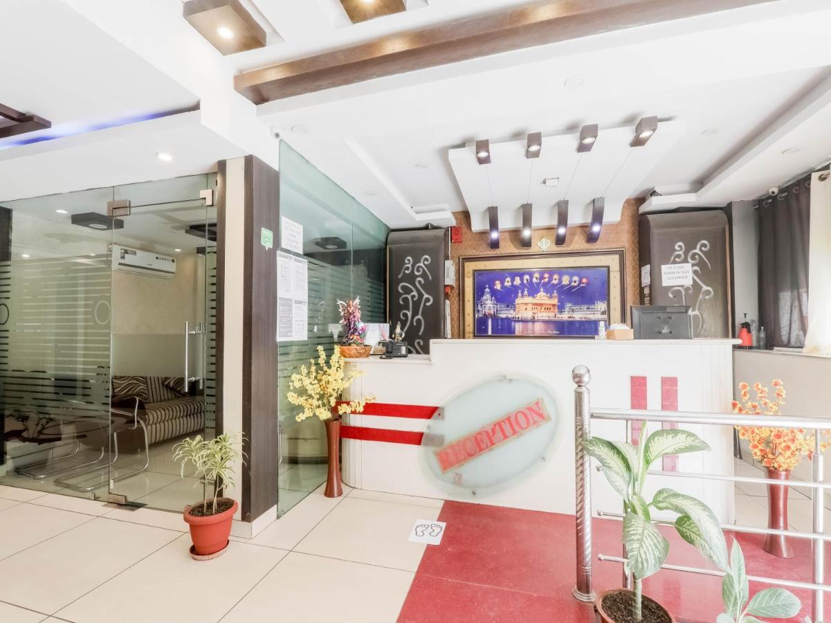 Oyo 79765 Hotel Samrat Lucknow Exteriör bild